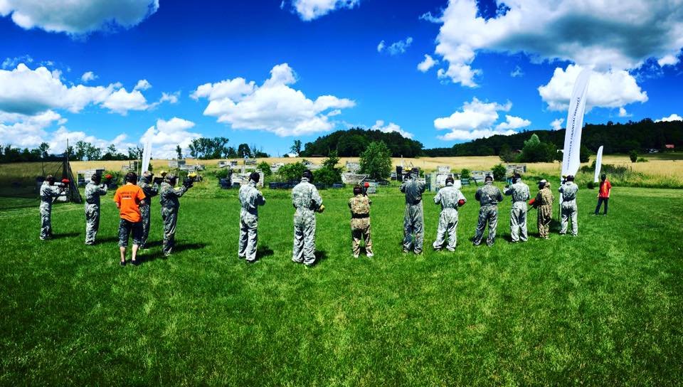 Firemní teambuilding paintball Zlínský kraj - posílení týmového ducha na venkovním hřišti