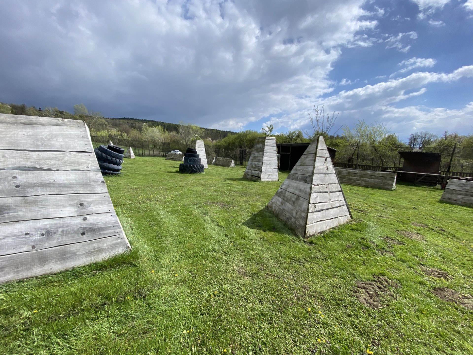 Paintballové a archery game hřiště